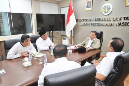 Wali Kota Tanjungpinang Lis Darmansyah didampingi Sekretaris Daerah Zulhidayat, dan Kepala ATR/BPN Kota Tanjungpinang Yudi Hemawan, melakukan kunker ke Kementerian ATR/BPN RI