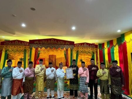 STAIN SAR Kepri kembali menegaskan komitmennya dalam mengintegrasikan nilai keilmuan, budaya, dan literasi melalui penganugerahan Warkah Tanda Kehormatan Qalam Emas kepada Sekjen Kementerian Agama RI Prof. Dr. Phil. H. Kamaruddin Amin, M.A.