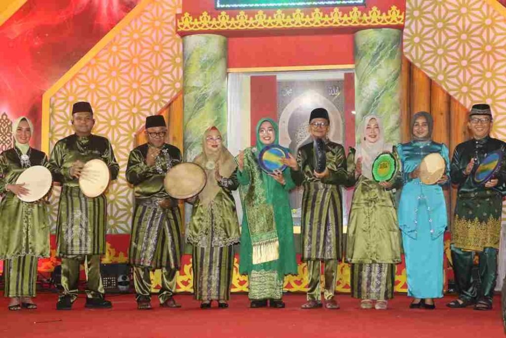 Sekdaprov Kepri Misni didampingi Walikota Tanjungpinang Lis Darmansyah, Wakil Walikota Raja Ariza dan undangan saat membuka MTQH XX Tingkat Kota Tanjungpinang di Melayu Square Tanjungpinang, Senin (27/4) malam.