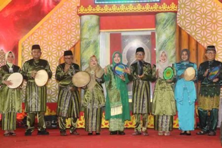 Sekdaprov Kepri Misni didampingi Walikota Tanjungpinang Lis Darmansyah, Wakil Walikota Raja Ariza dan undangan saat membuka MTQH XX Tingkat Kota Tanjungpinang di Melayu Square Tanjungpinang, Senin (27/4) malam.