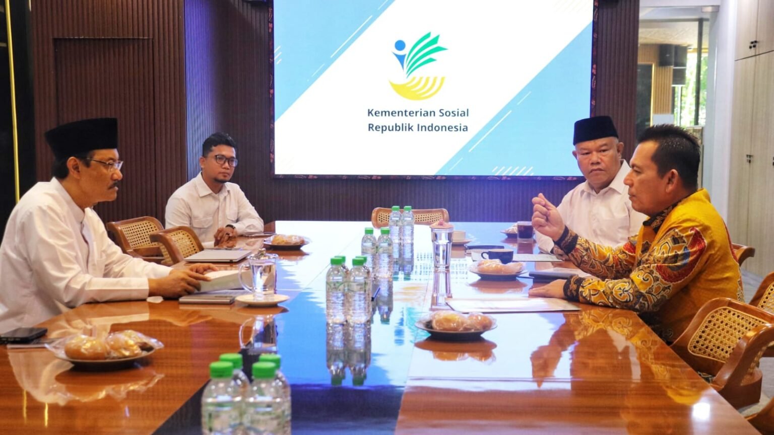 Gubernur Kepri Ansar Ahmad didampingi Kadinsos Mahadi Rahman, berdialog dengan Menteri Sosial RI, Saifullah Yusuf pada Rabu (29/4) di Kafe Kemensos, Jakarta.