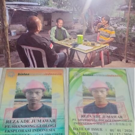 - Haluan Kepri saat menyambangi rumah orang tua keluarga korban - Foto korban Reza Ade Jumawar