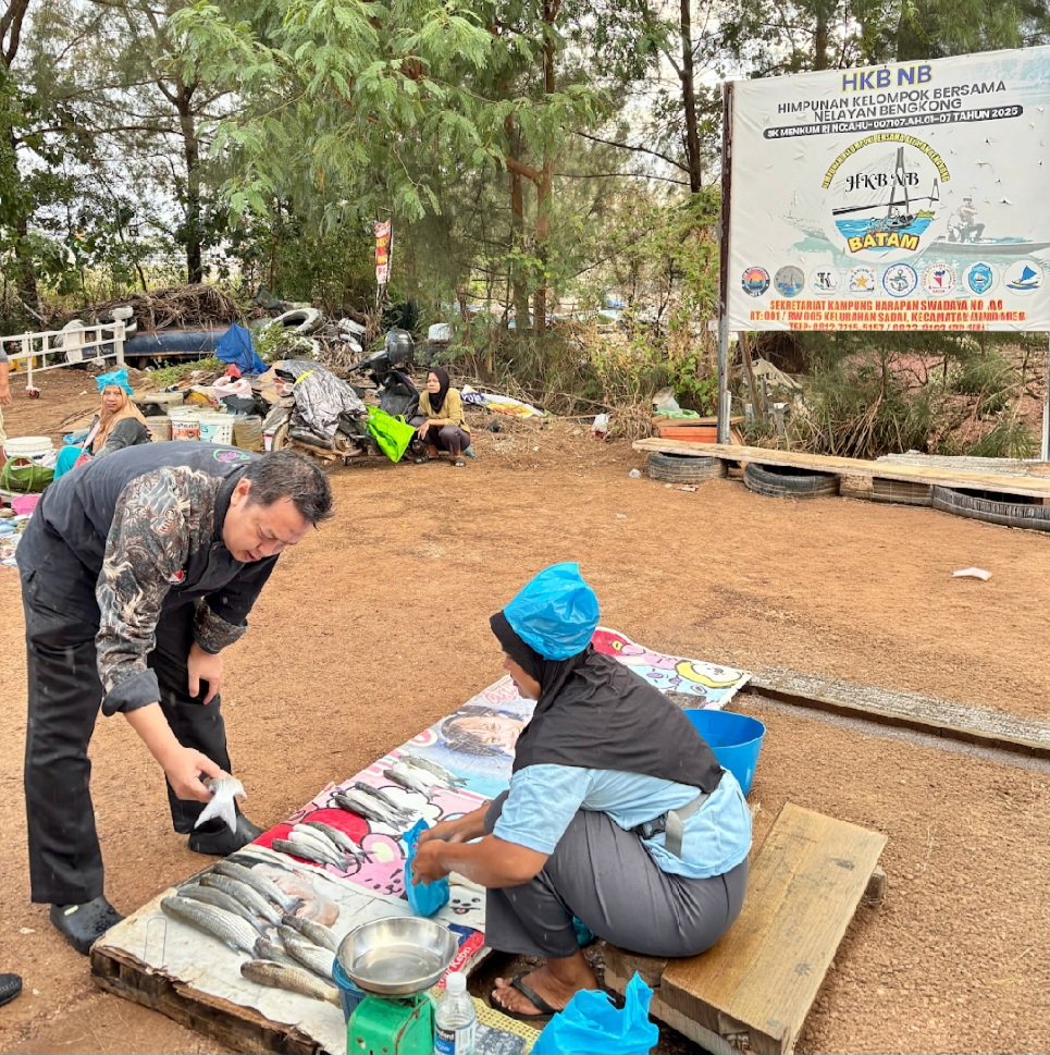 Grand Mercure Batam Centre Borong Hasil Laut Nelayan Bengkong di Hari Nelayan Nasional