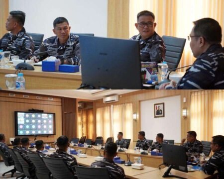 Pangkoarmada I Laksamana Muda TNI Haris Bima saat hadir ikuti kegiatan Apel Komandan Satuan (AKS) TNI Angkatan Laut Tahun 2026 secara video conference dari Ruang Rapat Pangkoarmada I, Mako Koarmada I Tanjungpinang, pada Senin (04/05/2026).