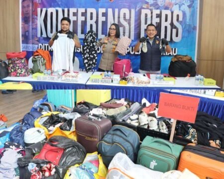 Kabidhumas Polda Kepri Kombes Pol. Dr. Nona Pricillia Ohei, saat konferensi pers pengungkapan kasus impor barang bekas dari Singapura, Rabu (06/05/2026)