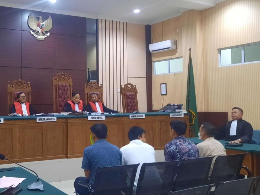 Sidang Vonis bebas Empat terdakwa dugaan korupsi proyek pembangunan Jembatan Desa Marok Kecil, Kecamatan Singkep Selatan, Kabupaten Lingga yang divonis bebas oleh Hakim Tipikor pada PN Tanjungpinang, Jum'at (08/05/2026) 