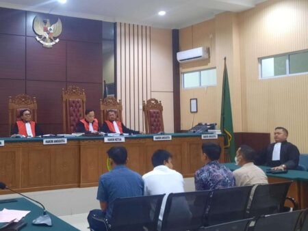 Sidang Vonis bebas Empat terdakwa dugaan korupsi proyek pembangunan Jembatan Desa Marok Kecil, Kecamatan Singkep Selatan, Kabupaten Lingga yang divonis bebas oleh Hakim Tipikor pada PN Tanjungpinang, Jum'at (08/05/2026) 