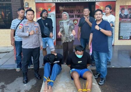 Kapolsek Bintan Timur AKP Aang Setiawan bersama anggota Unit Reskrimnya saat ekspos penangkapan dua pelaku di lima TKP, Jum'at (08/05/2026)