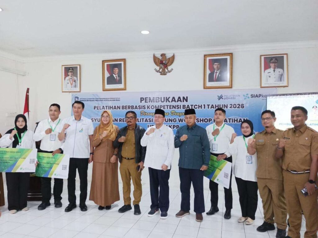 BPJS Ketenagakerjaan Lindungi Peserta Pelatihan di UPTD BLK Berbasis Kompetensi Pekerja Penyerahan secara simbolis kartu BPJS Ketenagakerjaan kepada peserta pelatihan berbasis kompetensi UPTD BLKPP pada Senin (18/05/2026)