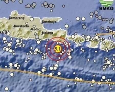 Info Gempa dirasakan Mag:5.1, 26-Mei-26 15:39:10 WIB, Lok:9.01 LS, 113.84 BT (Pusat gempa berada di laut 93 km tenggara Jember), Kedlmn:10 Km ::BMKG