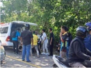 Para tenaga medis dari Puskesmas Sri Bintan, Teluk Sebong dibantu beberapa warga saat evakuasi korban lakalantas ke dalam mobil Ambulans untuk dirujuk ke Rumah Sakit terdekat
