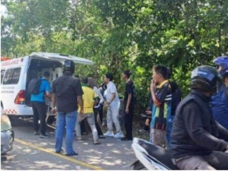 Para tenaga medis dari Puskesmas Sri Bintan, Teluk Sebong dibantu beberapa warga saat evakuasi korban lakalantas ke dalam mobil Ambulans untuk dirujuk ke Rumah Sakit terdekat