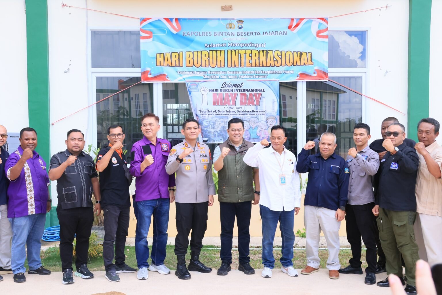 Sekda Bintan Ronny Kartika bersama Kapolres Bintan AKBP AKBP Argya Satrya Bhawana dan serikat pekerja pada peringatan Hari Buruh di Bintan