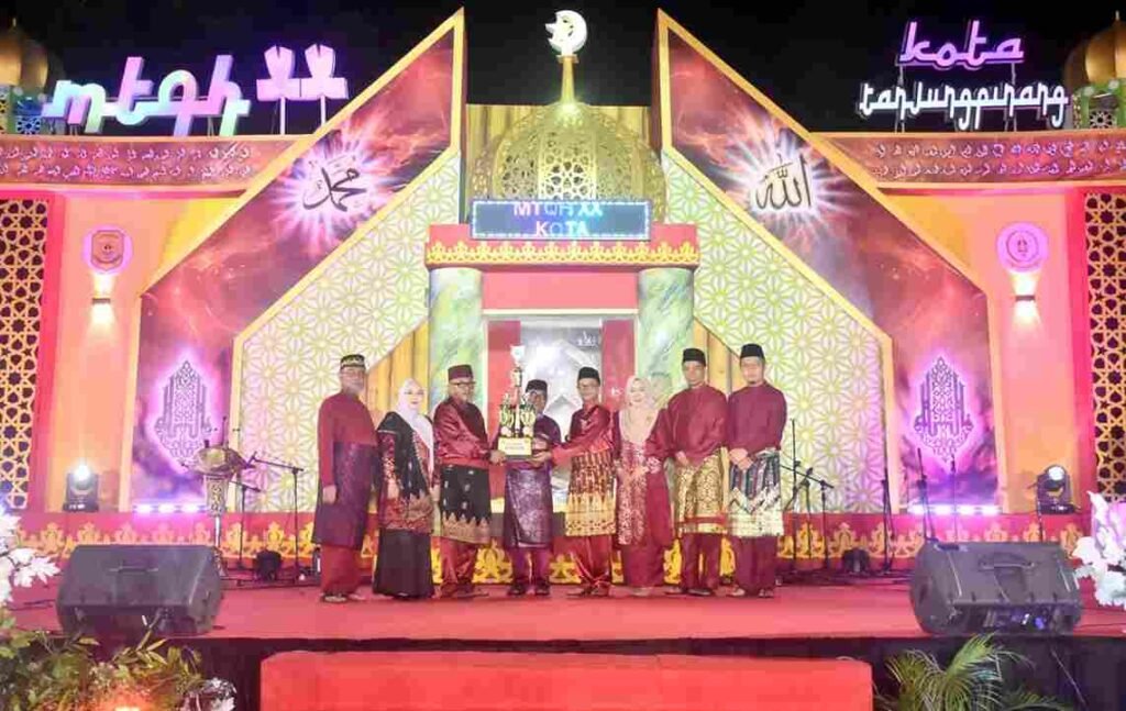 Walikota Tanjungpinang Lis Darmansyah Wali Kota Tanjungpinang, Lis Darmansyah bersama Wakil Walikota Raja Ariza menyerahkan piala juara umum MTQH XX di pelataran Melayu Square Tepi Laut, Sabtu (2/5) malam