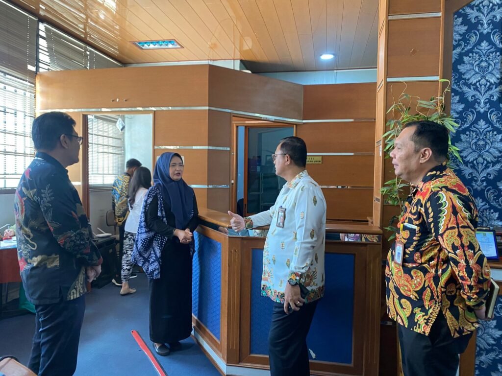 Ombudsman Kepri Soroti Masalah Sampah hingga Potensi Longsor di Lubuk Baja