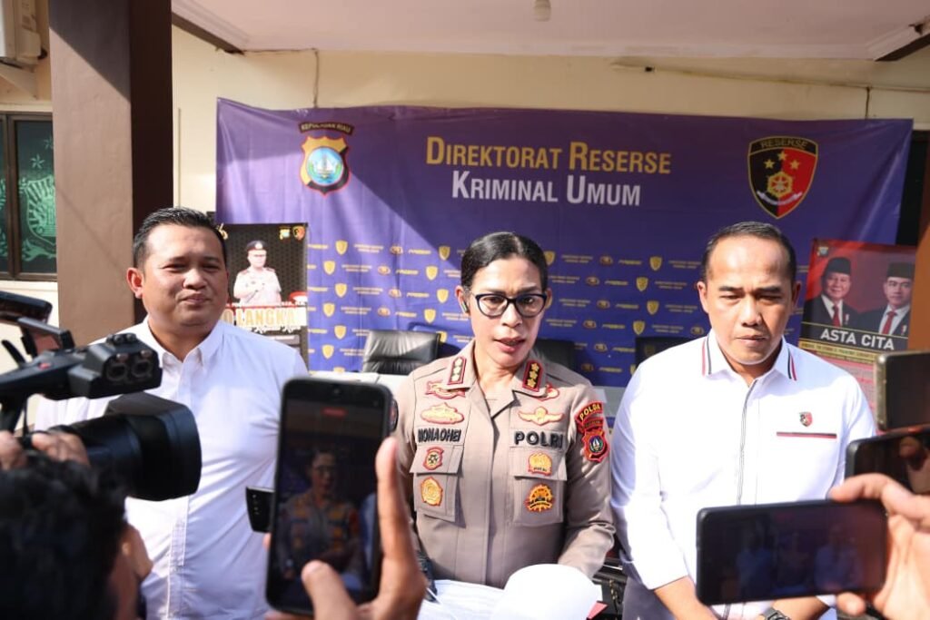 Dirreskrimum Polda Kepri Kombes Pol. Ronni Bonic, didampingi Kabid Humas Kombes Pol. Dr. Nona Pricillia Ohei serta Kanit 2 Subdit 3 Kompol Rayendra Arga Prayana, saat ekspos penindakan Praktik Perjudian Online di Batam, Ribuan Akun Dikendalikan Otomatis pada Sabtu, 4 April 2026.