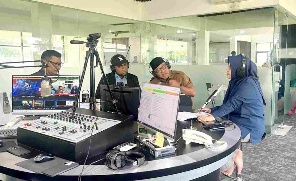 Walikota Tanjunpinang Lis Darmansyah saat dialog pagi di RRI Tanjungpinang, Selasa (5/5)