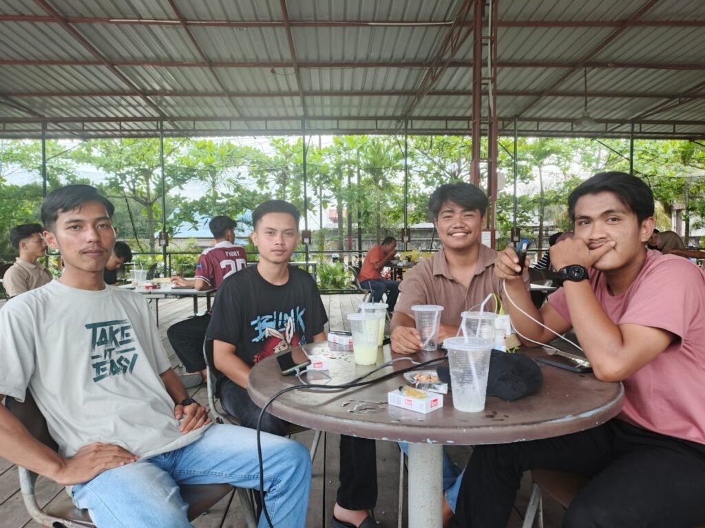 Koordinator Gerakan Aksi Mahasiswa (GAM) Kepulauan Riau, Yogi Saputra bersama rekan-rekannya.