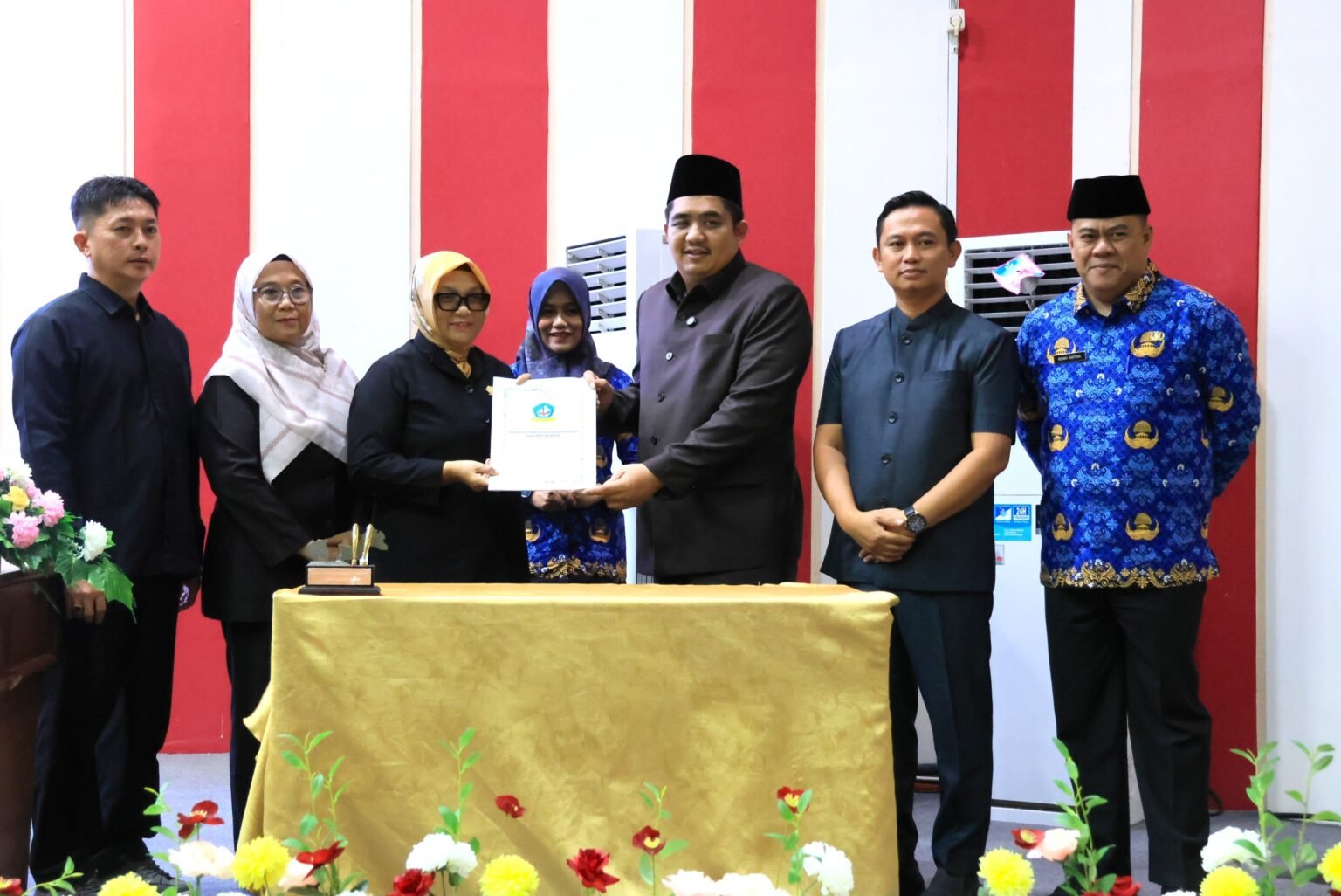 Ketua DPRD Bintan Fiven Sumanti menyerahkan LKPJ kepada Bupati Bintan Roby Kurniawan
