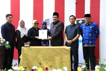 Ketua DPRD Bintan Fiven Sumanti menyerahkan LKPJ kepada Bupati Bintan Roby Kurniawan
