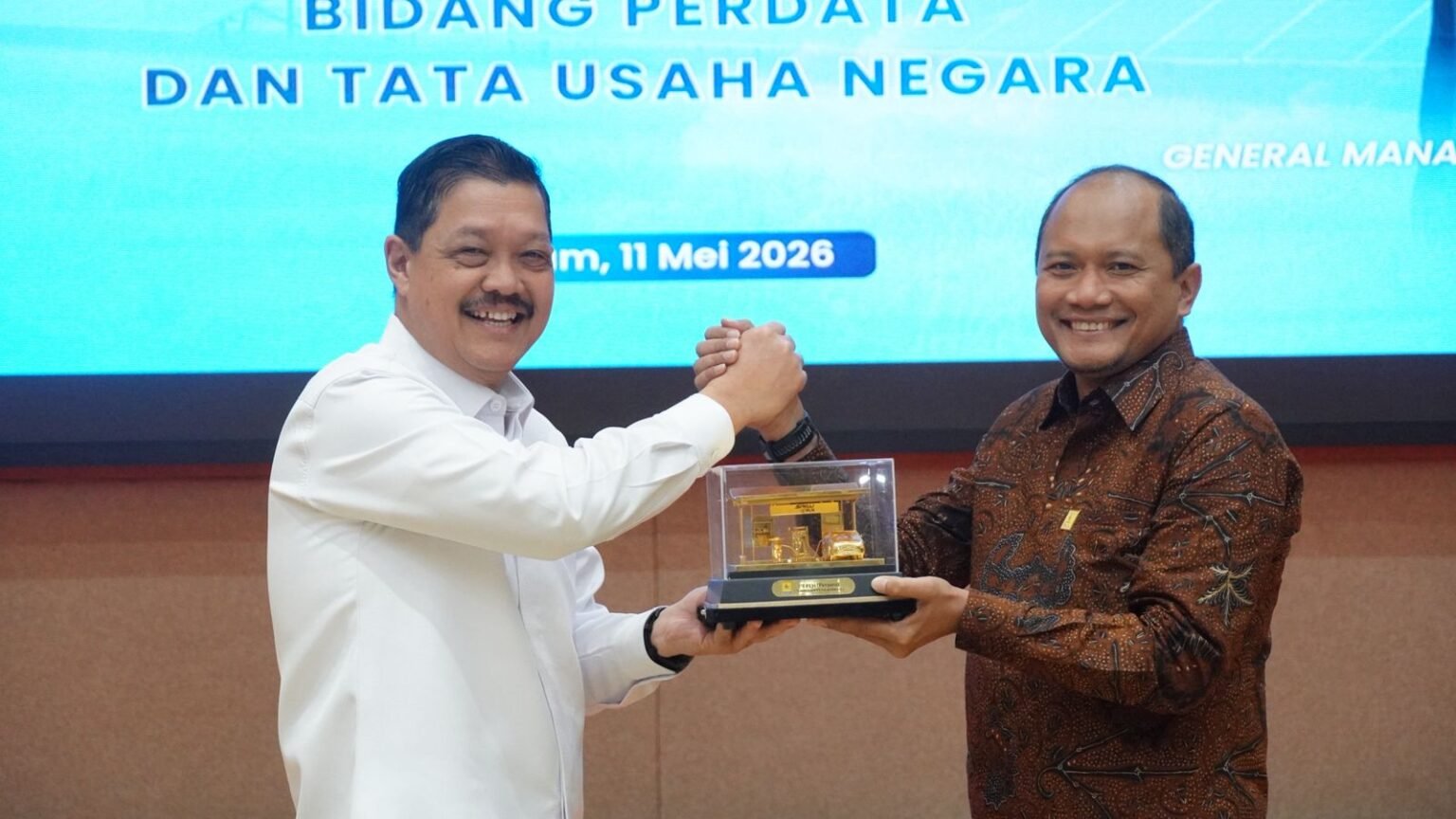 Kajati Kepri J.Devy Sudarso bersama Manager PLN UP3 Tanjungpinang, Rully Agus Widanarto usai melakukan menandatangani Perjanjian Kerja Sama (MOU) tentang Penerangan Masalah Hukum Bidang Perdata dan Tata Usaha Negara, berlangsung di Wundham Panbil Batam, Senin (11/05/2026).