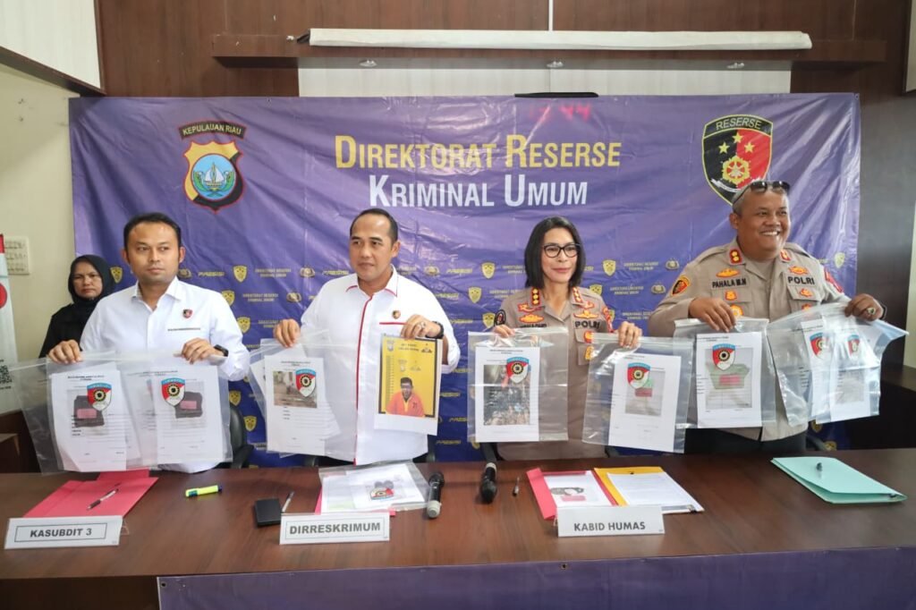Kabid Humas Polda Kepri Kombes Pol. Dr. Nona Pricillia Ohei didampingi Dirreskrimum Polda Kepri Kombes Pol. Ronni Bonic Kapolres Lingga AKBP Dr. Pahala Martua Nababan serta Kasubdit III Ditreskrimum Polda Kepri Kompol Indar Wahyu Dwi Septiawan konferensi pers, Senin (11/05/2026)