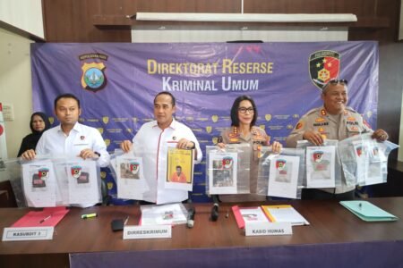 Kabid Humas Polda Kepri Kombes Pol. Dr. Nona Pricillia Ohei didampingi Dirreskrimum Polda Kepri Kombes Pol. Ronni Bonic Kapolres Lingga AKBP Dr. Pahala Martua Nababan serta Kasubdit III Ditreskrimum Polda Kepri Kompol Indar Wahyu Dwi Septiawan konferensi pers, Senin (11/05/2026)