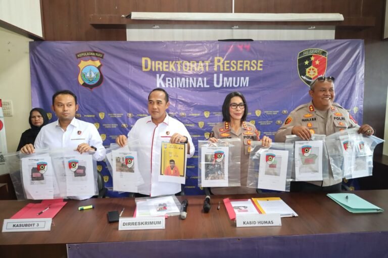 Kabid Humas Polda Kepri Kombes Pol. Dr. Nona Pricillia Ohei didampingi Dirreskrimum Polda Kepri Kombes Pol. Ronni Bonic Kapolres Lingga AKBP Dr. Pahala Martua Nababan serta Kasubdit III Ditreskrimum Polda Kepri Kompol Indar Wahyu Dwi Septiawan konferensi pers, Senin (11/05/2026)