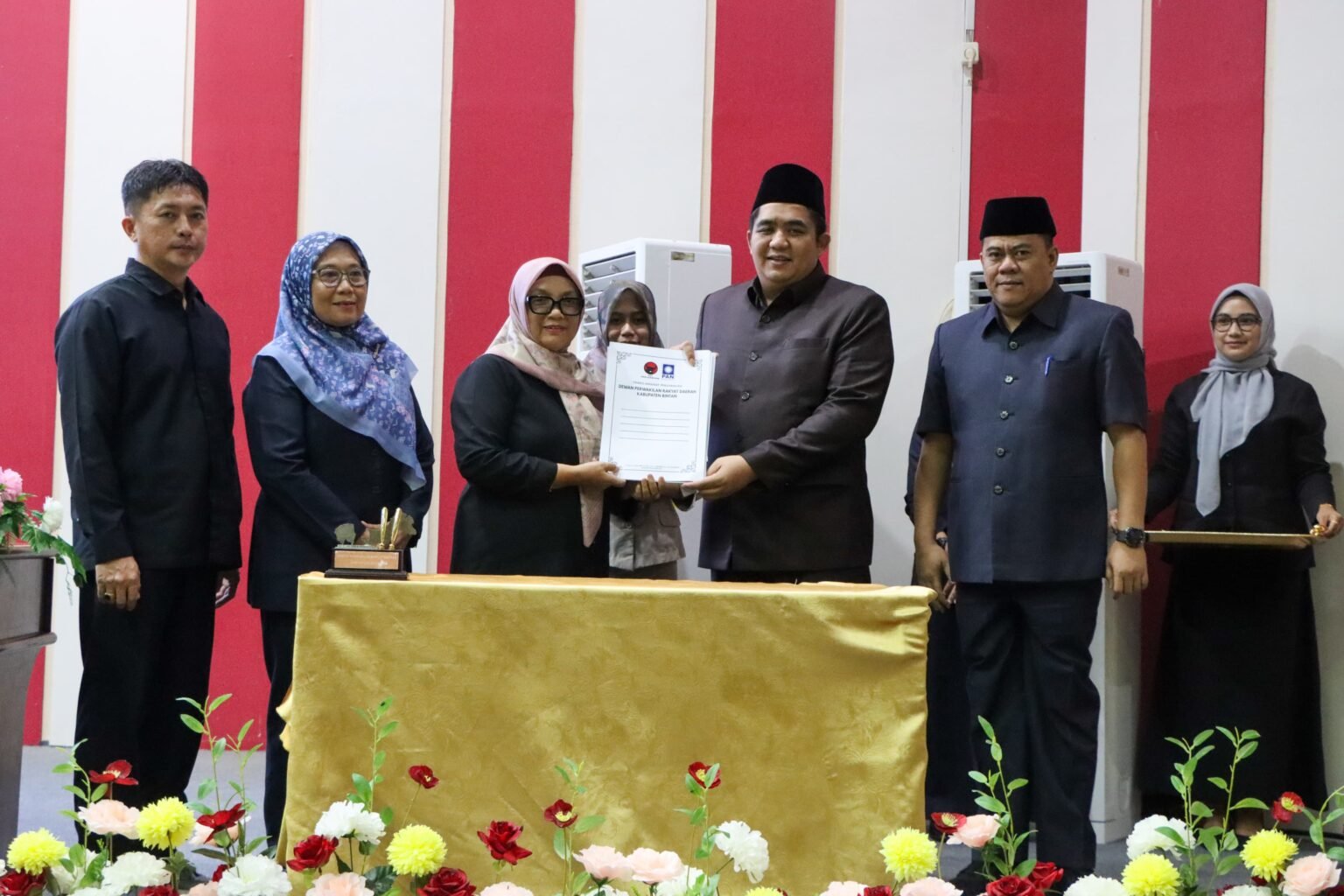 Bupati Bintan Roby Kurniawan saat menyerahkan Ranperda RTRW pada paripurna kepada Ketua DPRD Bintan Fiven Sumanti