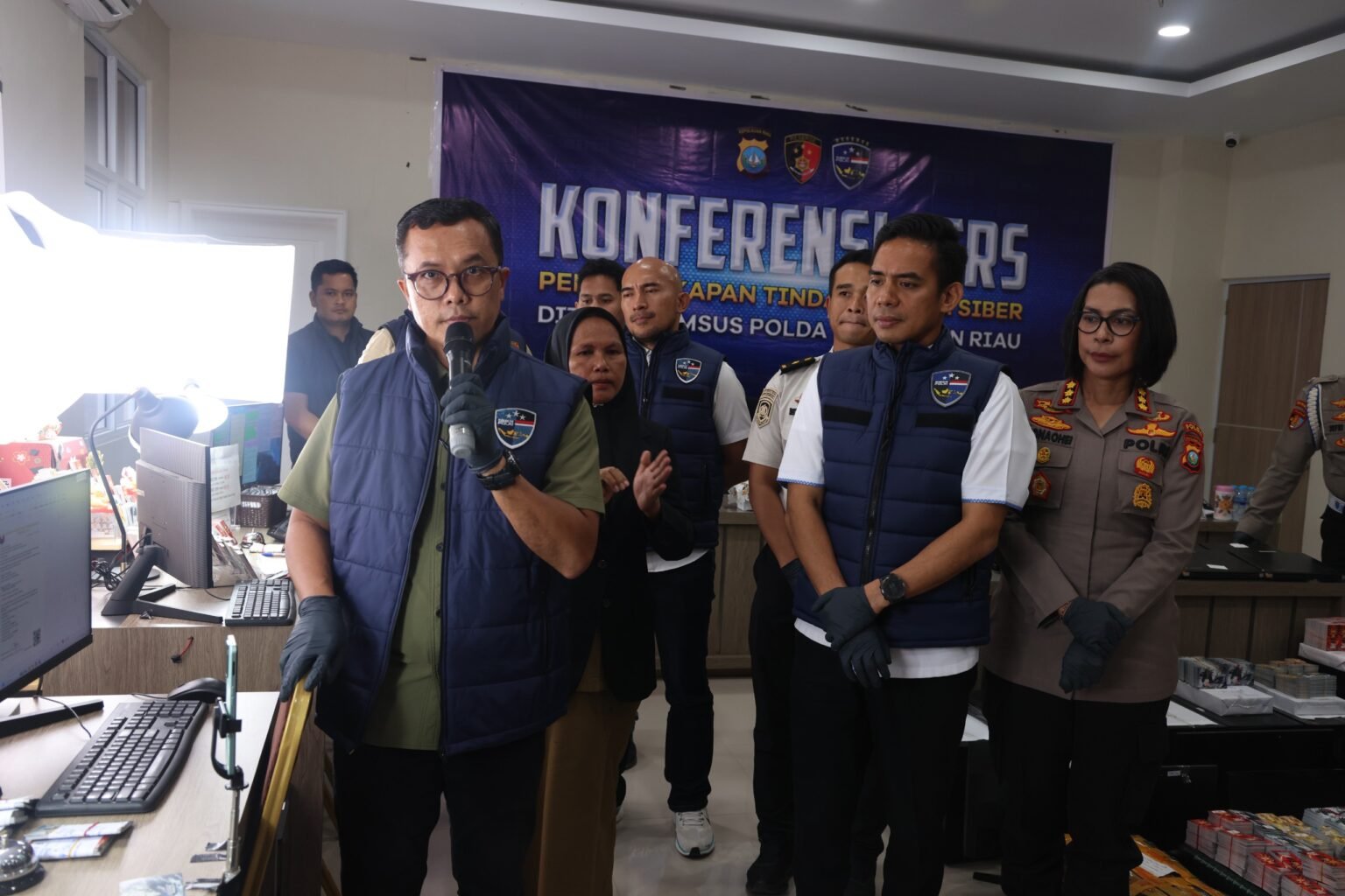 Markas Judi Online di Batam Digerebek Polisi, 24 WNA Diamankan