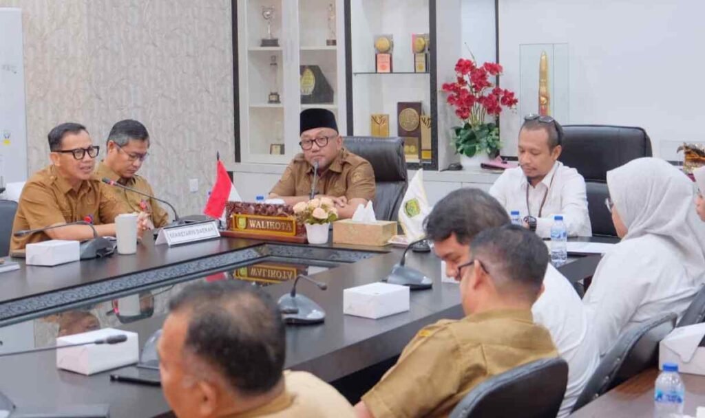 Walikota Tanjungpinang Lis Darmansyah saat menghadiri Exit Meeting Tim Pemeriksa Laporan Keuangan Pemko Tanjungpinang dari BPK Perwakilan Kepri, Senin (11/5).