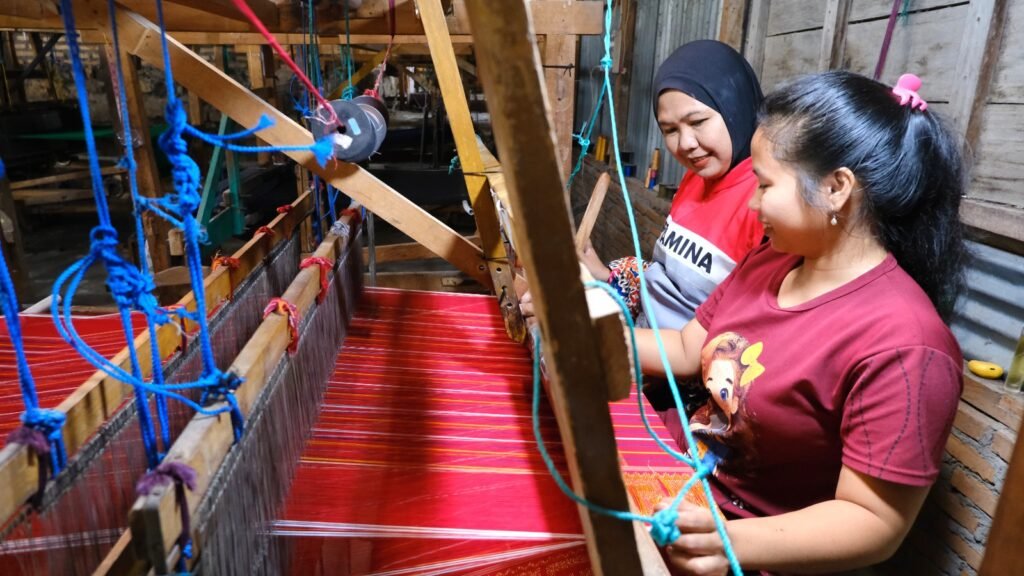 Tenun Ulos sebagai Kekuatan Ekonomi Kreatif Berkelanjutan
