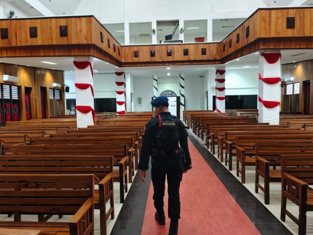 Satbrimob Polda Kepri Lakukan Sterilisasi Gereja Sempena Memperingati Kenaikan Yesus Kristus