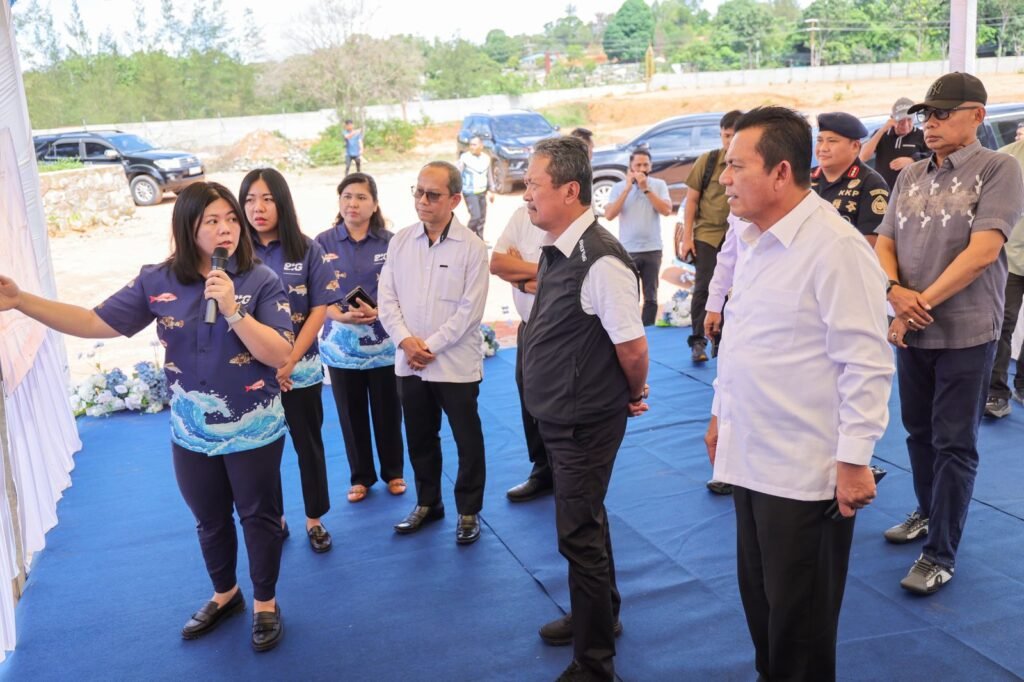 Menteri Kelautan dan Perikanan RI Sakti Wahyu Trenggono bersama Gubernur Kepri Ansar Ahmad mendengarkan pemaparan dari Manajamen PT BIG pada peresmian perusahaan perikanan di Kijang, Bintan, Kamis (14/5)