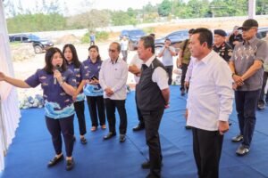 Menteri Kelautan dan Perikanan RI Sakti Wahyu Trenggono bersama Gubernur Kepri Ansar Ahmad mendengarkan pemaparan dari Manajamen PT BIG pada peresmian perusahaan perikanan di Kijang, Bintan, Kamis (14/5)