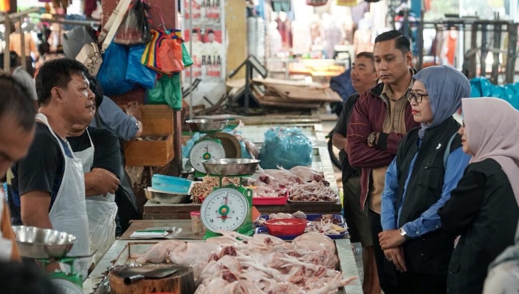 Sekda Kepri Misni didampingi Kepala Dinaspanhan Rika Azmi dan Kadis Perindag Riki Rionaldi berdialog dengan pedagang di Bintan Center, Jumat (15/5).