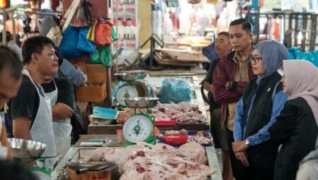 Sekda Kepri Misni didampingi Kepala Dinaspanhan Rika Azmi dan Kadis Perindag Riki Rionaldi berdialog dengan pedagang di Bintan Center, Jumat (15/5).