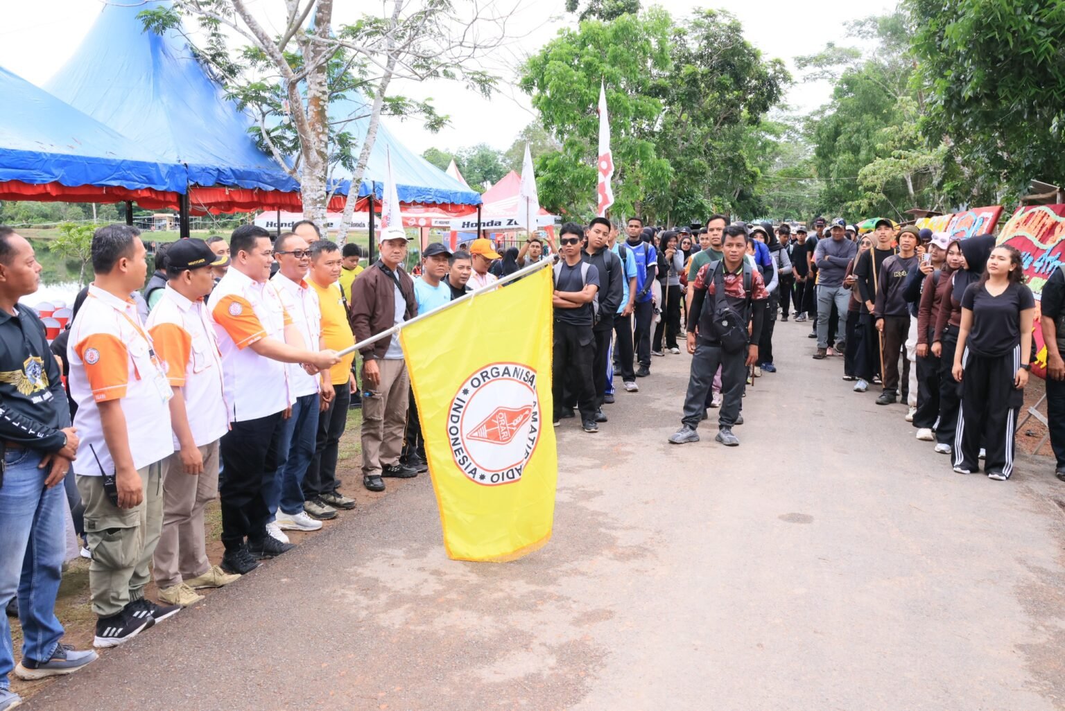 Sekda Bintan Ronny Kartika saat melepas peserta trekking