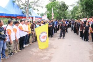 Sekda Bintan Ronny Kartika saat melepas peserta trekking