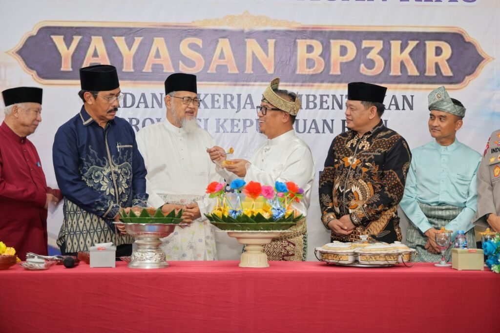 Wagub Kepri, Nyanyang Haris Pratamura bersama sejumlah tokoh sentral perjuangan pembentukan Provinsi Kepri pada peringatan Hari Marwah yang digelar di Aula Gedung Juang Yayasan BP3KR, Tanjungpinang, Jumat (15/5).