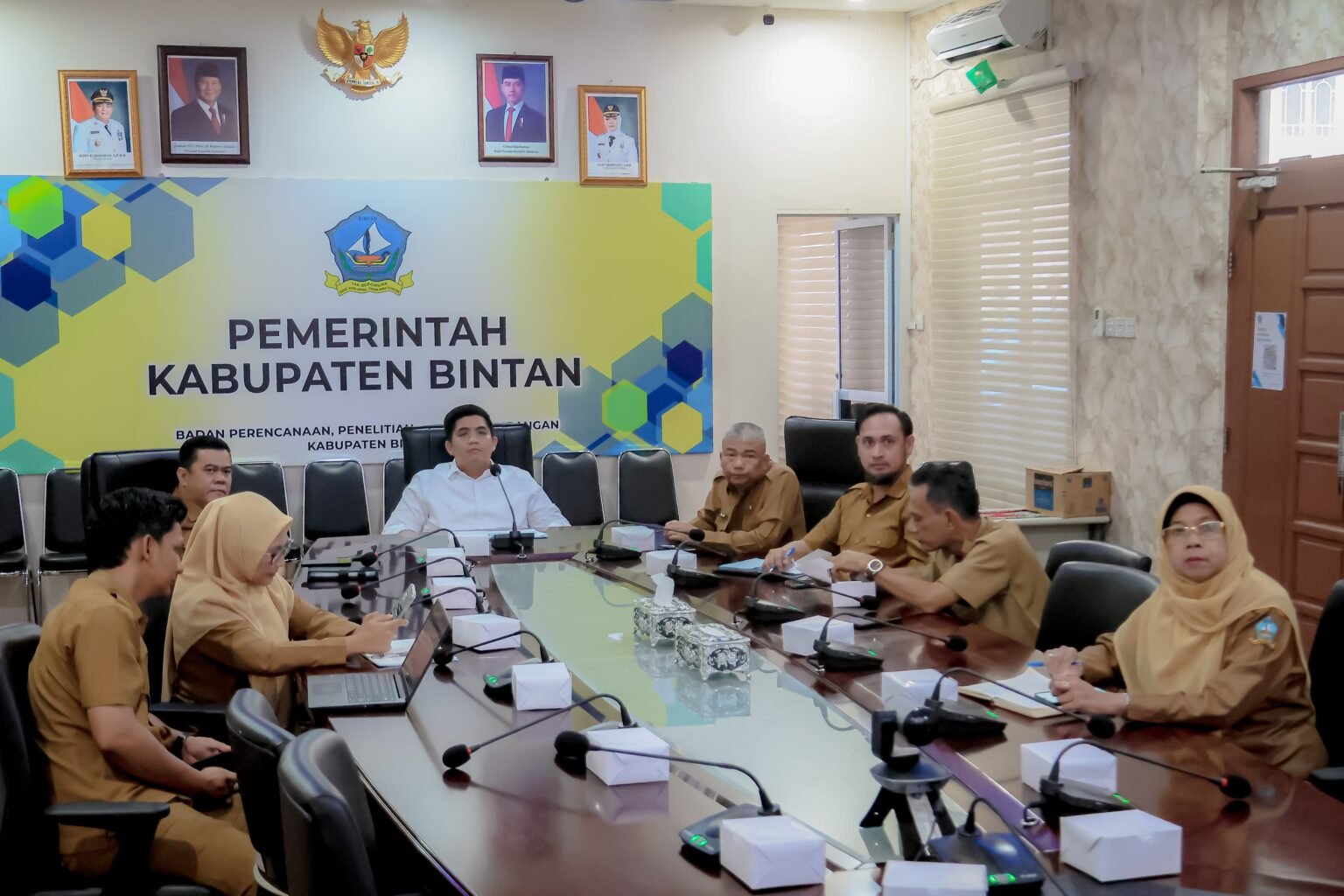Bupati Bintan Roby Kurniawan saat mengikuti Zoom Meeting di Ruang Rapat Bapperida Bintan, Senin (18/5).