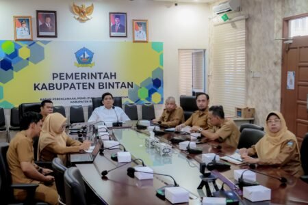 Bupati Bintan Roby Kurniawan saat mengikuti Zoom Meeting di Ruang Rapat Bapperida Bintan, Senin (18/5).