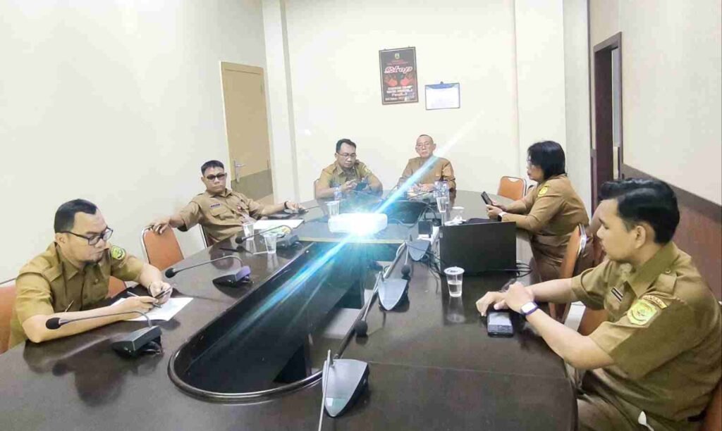 Jajaran Pemko Tanjungpinang saat mengikuti rakor pengendalian inflasi daerah yang digelar Kemendagri secara hybrid
