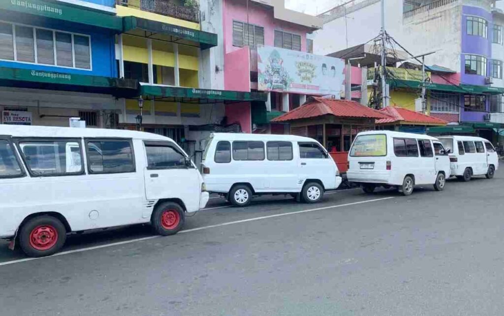 Dishub Tanjungpinang Tata Ulang Trayek Angkot Mobil angkot parkir di kawasan jalan Merdeka Tanjungpinang