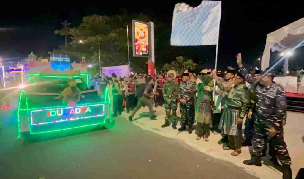 Walikota Tanjungpinang Lis Darmansyah saat melepas kenderaan pawai Idul Adha