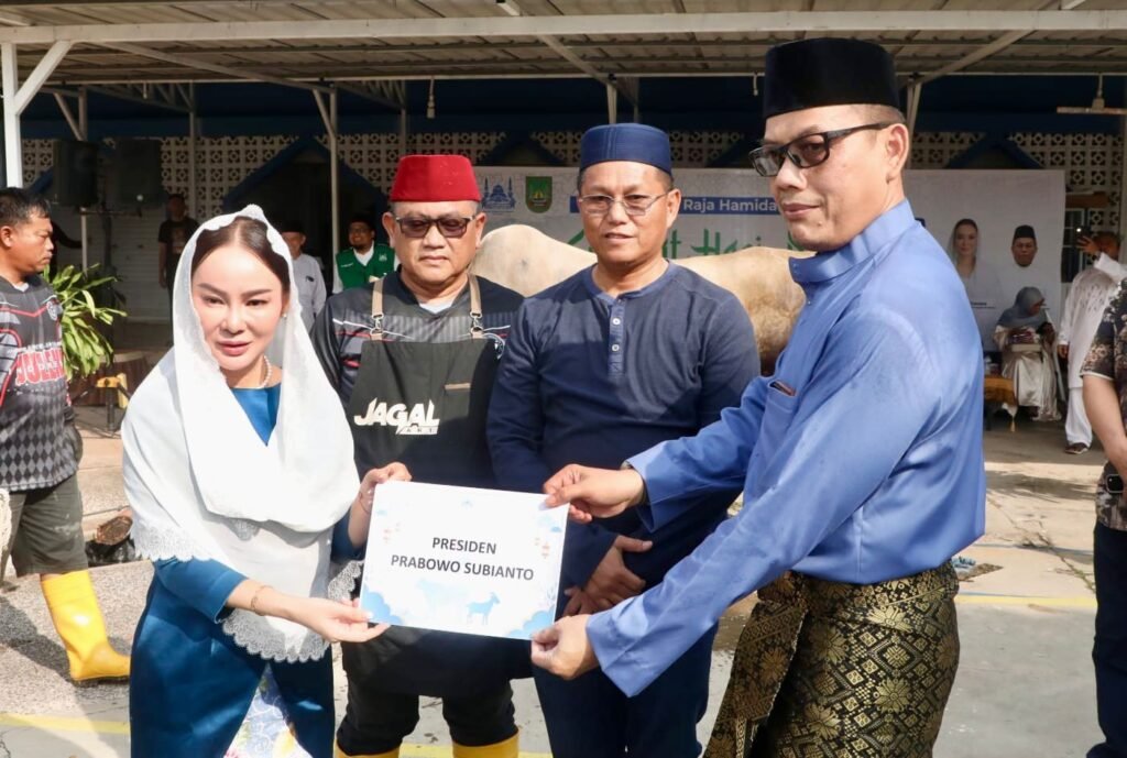 Li Claudia Serahkan Hewan Kurban dari Prabowo di Masjid Agung Raja Hamidah Batam