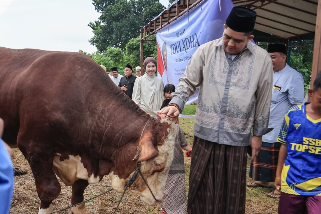 Bupati Bintan Roby Kurniawan, menyerahkan bantuan sapi kurban kemasyarakatan dari Presiden Republik Indonesia ke Masjid Jami' Al Hidayah, Kecamatan Toapaya, usai melaksanaan Salat Idul Adha