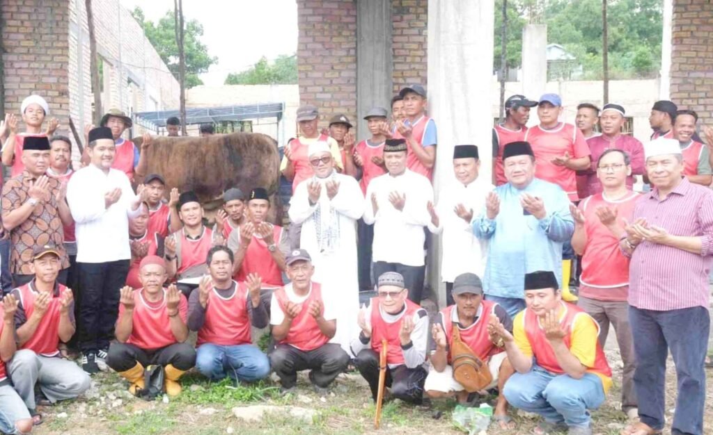 Wali Kota Tanjungpinang, Lis Darmansyah menyaksikan penyembelihan hewan kurban bantuan Presiden RI di Masjid At-Taubah, Jalan Cendrawasih, Rabu (27/5), dalam momentum Hari Raya Iduladha 1447 H