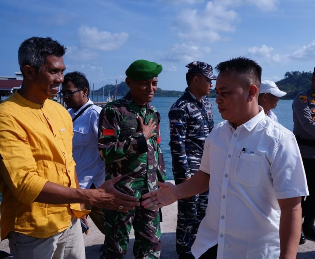 Ketua MPC PP Lingga, Armanto Arsyad bersama Bupati Lingga, Muhammad Nizar
