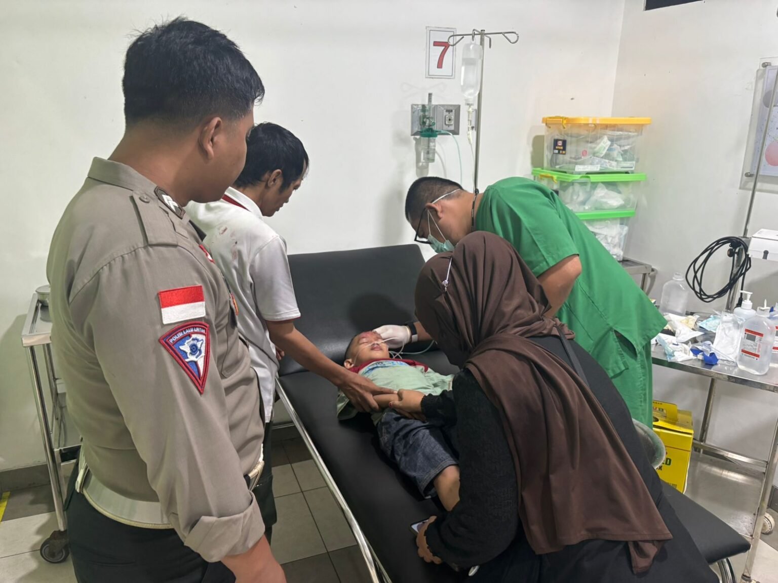 Humanis, Kasat Lantas Polres Natuna Bantu Keluarga Korban Lakalantas Hingga ke RSUD